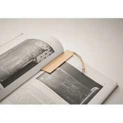 Gift Campaign Segnalibro pubblicitario in bambù con cordino in juta Novel></noscript> Gadget Per L'Ufficio
