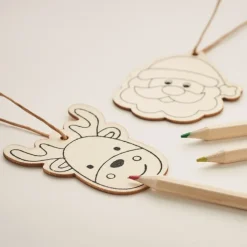 Gift Campaign Set con 4 pastelli e 3 figure natalizie da colorare></noscript> Gadget Natalizi