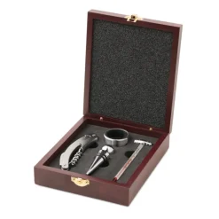 Gift Campaign Set da vino serigrafato con cofanetto di legno e 4 accessori Merlot></noscript> Gadget Per Vino