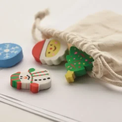 Gift Campaign Set di 4 gomme da cancellare natalizie in sacchettino in cotone></noscript> Gadget Natalizi