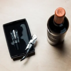 Gift Campaign Set di vino in acciaio composto da un cavatappi e un dosatore></noscript> Gadget Per Vino