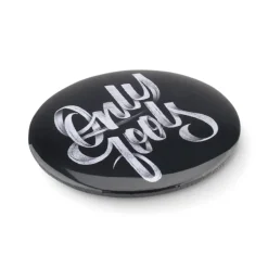 Gift Campaign Spilletta promozionale con apribottiglie e calamita Ø60mm PinCap></noscript> Spille