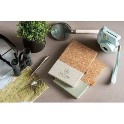 Gift Campaign Taccuini ecologici personalizzati a righe copertina sughero e lino Greener Colors><noscript><img width=