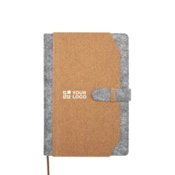 Gift Campaign Taccuino A5 in feltro riciclato e sughero con 3 tasche e fogli a righe></noscript> Quaderni A5