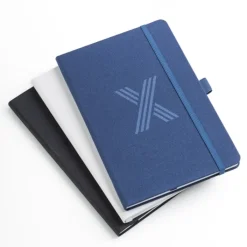 Gift Campaign Taccuino in rPET formato A5 con pagine neutre e anello porta penna><noscript><img width=