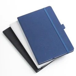 Gift Campaign Taccuino in rPET formato A5 con pagine neutre e anello porta penna><noscript><img width=