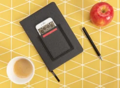 Gift Campaign Taccuino promozionale A5 con taschino pagine a righe crema Pocket></noscript> Quaderni A5