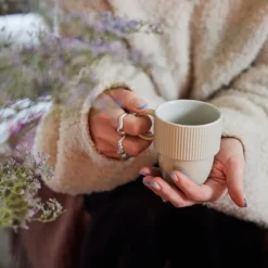Gift Campaign Tazza impilabile in porcellana con piccolo manico da 270ml Sagaform></noscript> Tazze Mug