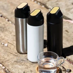 Gift Campaign Thermos in acciaio inox con manico e dettaglio in bambù 600 ml></noscript> Borracce Di Metallo