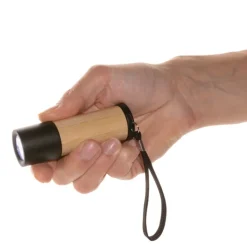 Gift Campaign Torcia in bambù e plastica riciclata da 30lm con portata di 20 m></noscript> Torce