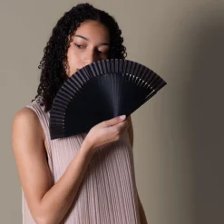 Gift Campaign Ventagli personalizzati in bambù con nappina coordinata da 21 cm></noscript> Ventagli