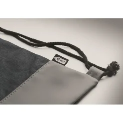 Gift Campaign Zainetto con coulisse in poliestere rPET con dettaglio in PU alla base></noscript> Sacche Personalizzate