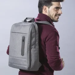 Gift Campaign Zaini personalizzati aziendali con tasca frontale e tasca per pc 15'' Essential></noscript> Zaini Porta Pc