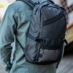 Gift Campaign Zaino in rPET con tasca inferiore riflettente e una capacità di 18L></noscript> Zaini Sportivi